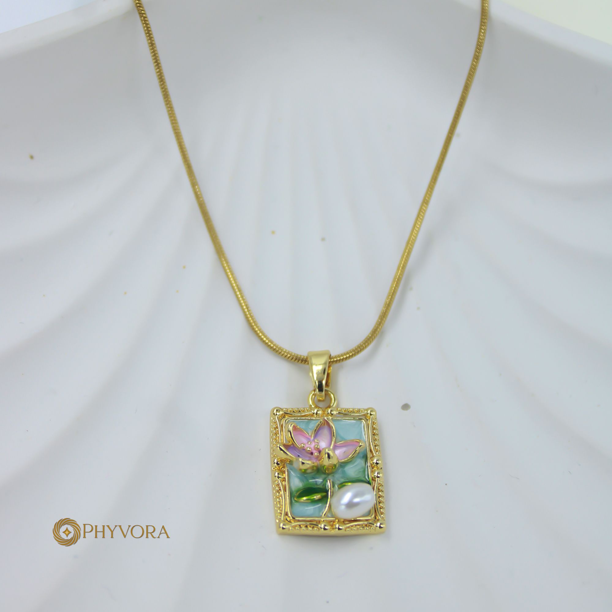 Lotus Lattice 18k necklace